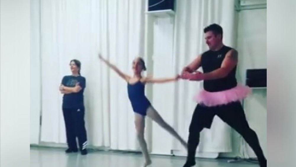 Un grupo de padres de Filadelfia sorprende a sus hijas al unirse a sus clases de ballet por un día | Curiosidades