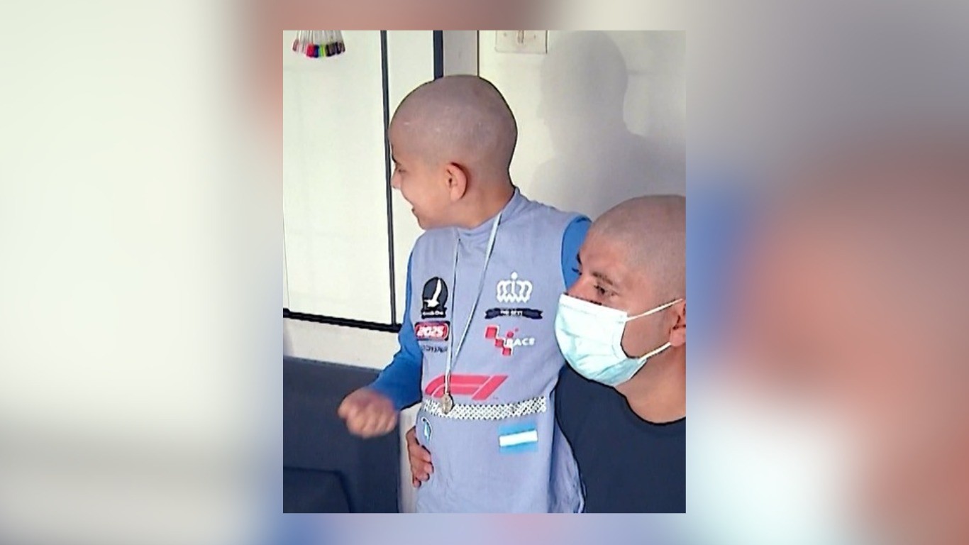 Conmovedor gesto: un padre se rapó para acompañar a su hijo en la lucha contra el cáncer | Actualidad