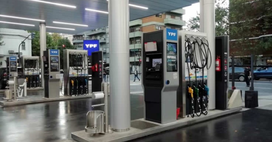 Aumenta 3,5% la nafta y el gasoil en YPF: en qué horario será más barato cargar combustible | Economía