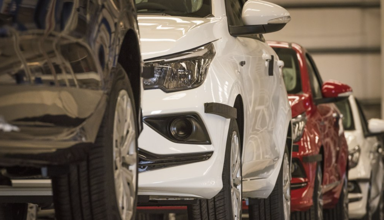 El Gobierno simplifica el patentamiento de vehículos para facilitar la importación particular | Economía