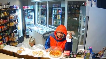 Amenazó con "ametrallar" un minimarket, robó 25 mil pesos y terminó entregado por su propia madre | Actualidad