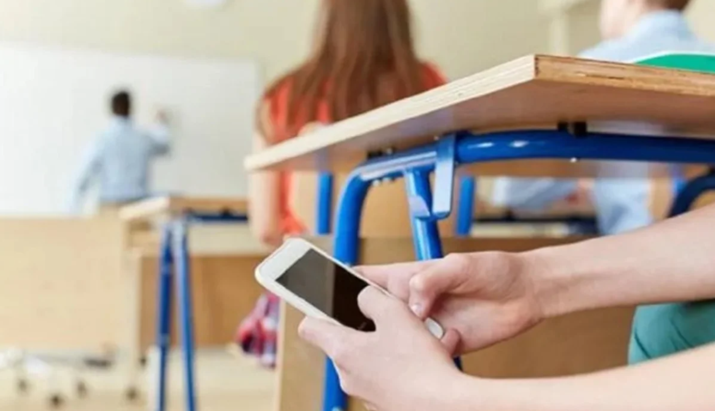 Neuquén: aprueban una ley que regula el uso de celulares en las escuelas | Actualidad