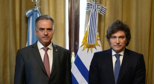 En el marco de la Cumbre del Mercosur, Javier Milei y Yamandú Orsi mantuvieron su primera reunión bilateral | Política