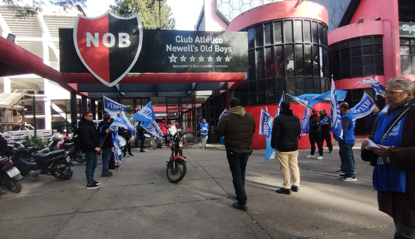 Protesta del gremio UTEDYC en la puerta del estadio de Newell's por falta de pago | Deportes
