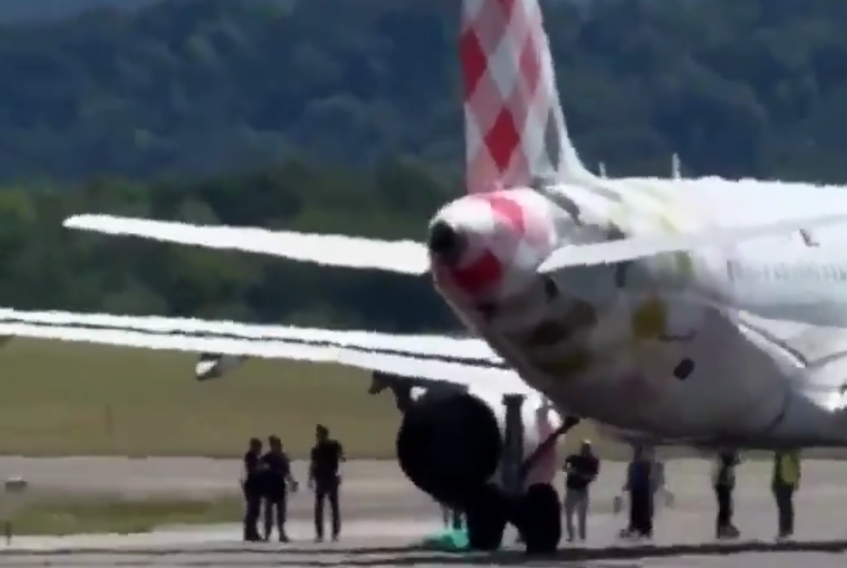 Se metió en la pista, lo succionó la turbina de un avión y murió | Internacionales