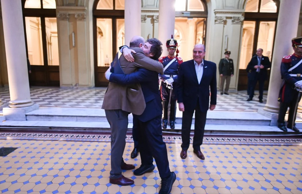 Milei agasajó a Sturzenegger y su equipo tras el fin de las facultades delegadas | Política