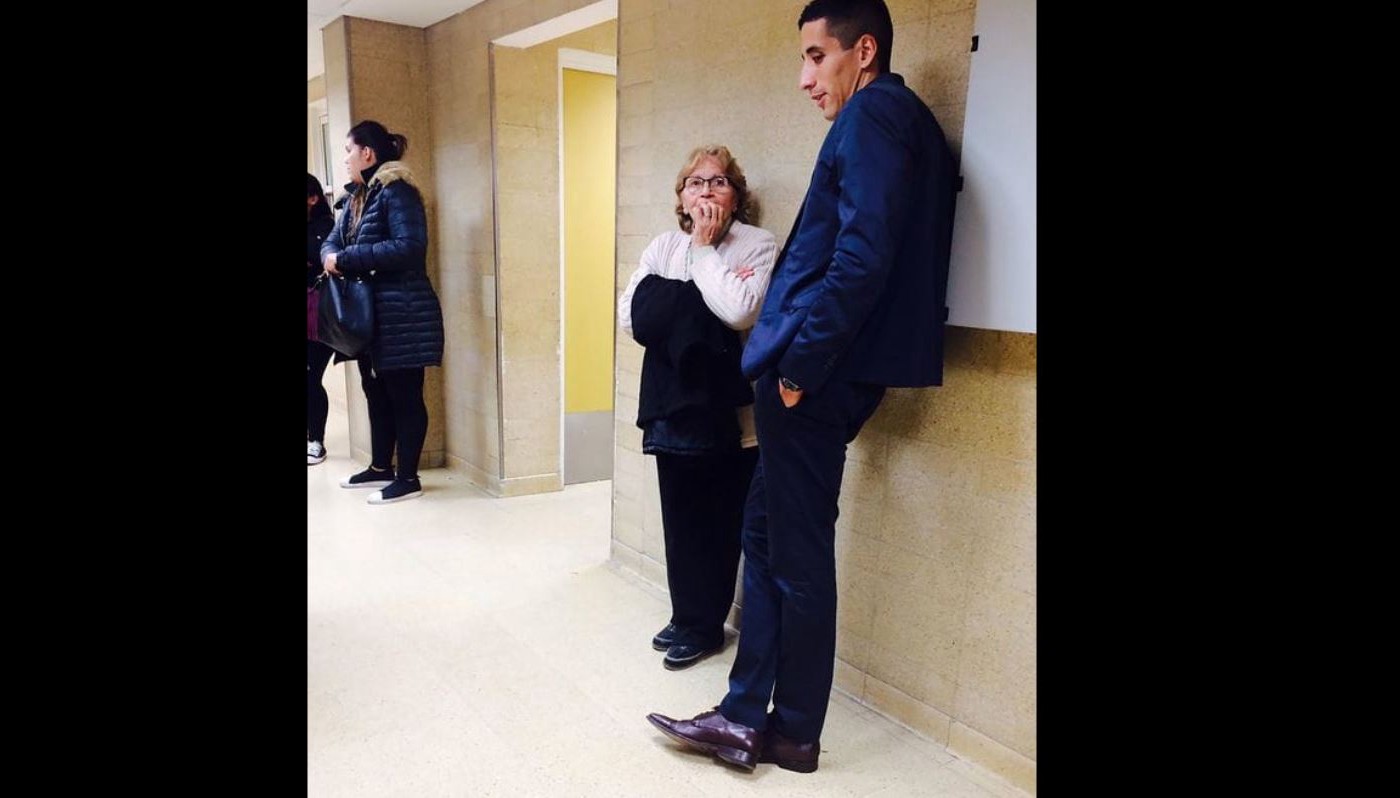 La foto del árbitro junto a la mamá del jugador al que le salvó la vida que conmovió a las redes sociales | Deportes