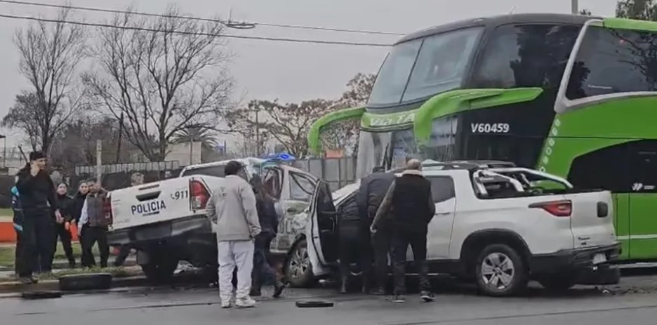 Un paciente psiquiátrico robó un patrullero, manejó a contramano y chocó con un micro de larga distancia | Actualidad
