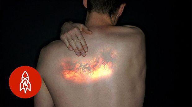 La mujer que tiene la extraña enfermedad que la hace sentir en la piel todo lo que ve | Curiosidades