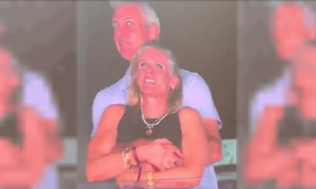 Amantes fueron captados por la Kiss Cam en el show de Coldplay | Internacionales