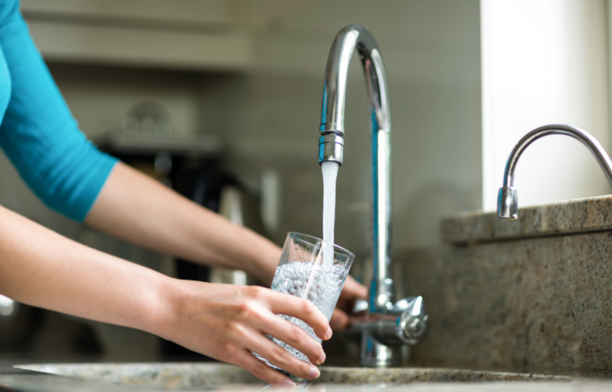 Avanza la privatización de AySA: habilitan venta de acciones y cortes del servicio por falta de pago | Economía