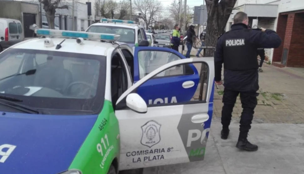 Un policía fue hallado muerto dentro de su auto en La Plata | Actualidad