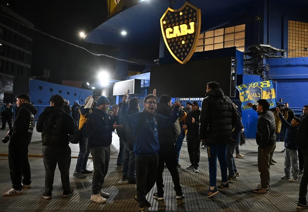Un grupo de hinchas de Boca hizo un banderazo para exigir la renuncia de Riquelme | Deportes