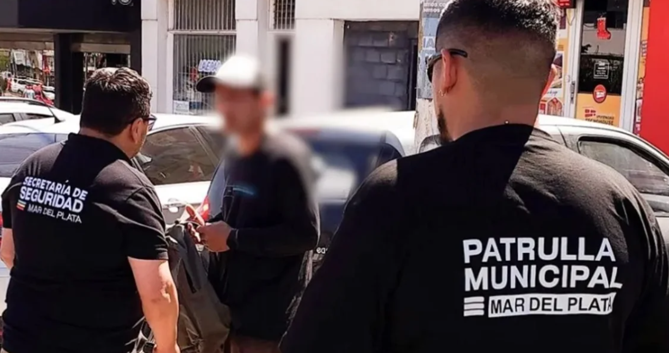 Lo descubrieron robando una moto, huyó y terminó escondido debajo de una camioneta | Actualidad