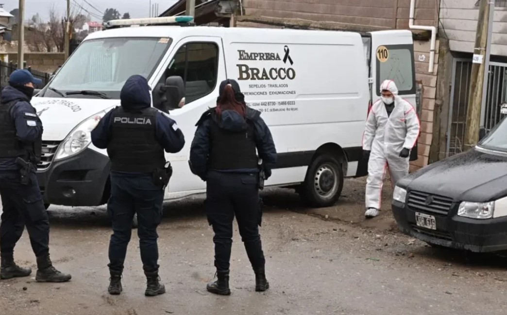 Conmoción en Bariloche: un policía mató a su esposa de 22 años con el arma reglamentaria | Actualidad