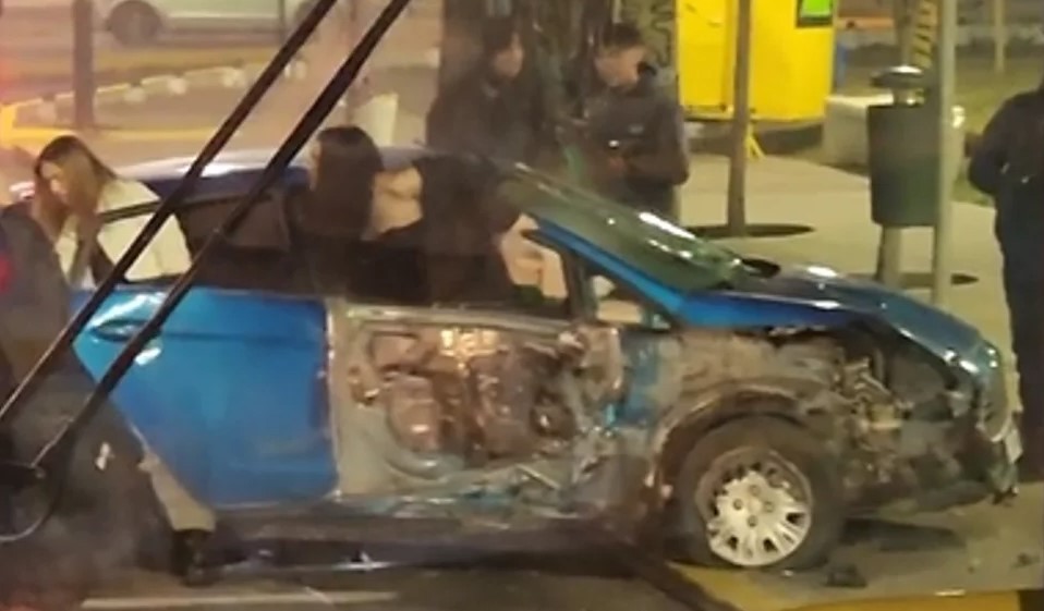 Neuquén: conducía alcoholizado, chocó contra una garita de colectivos y hay varios heridos | Actualidad