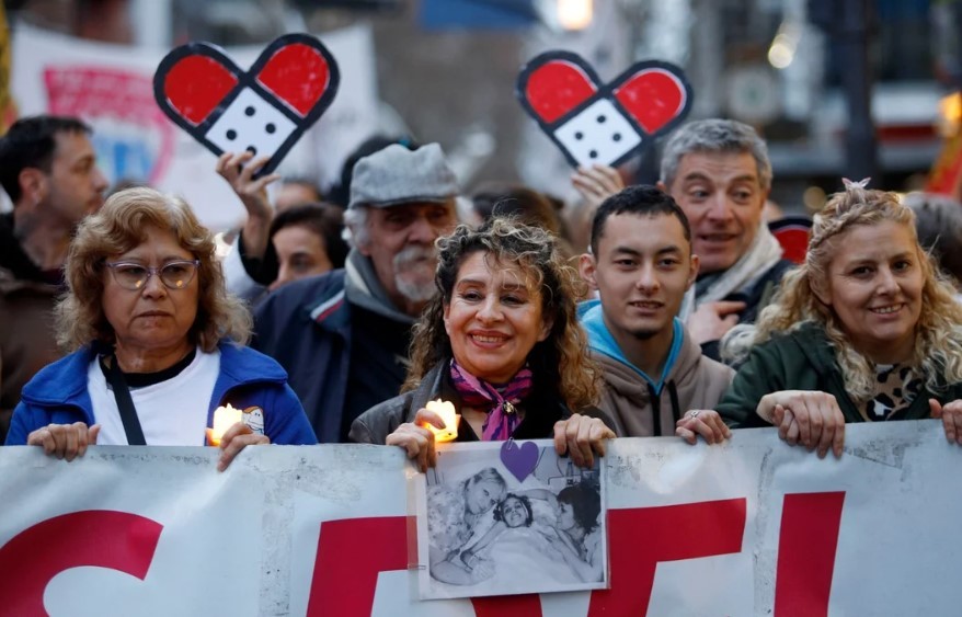 Trabajadores del Garrahan volvieron a reclamar por sus salarios con una marcha de velas al Obelisco | Actualidad