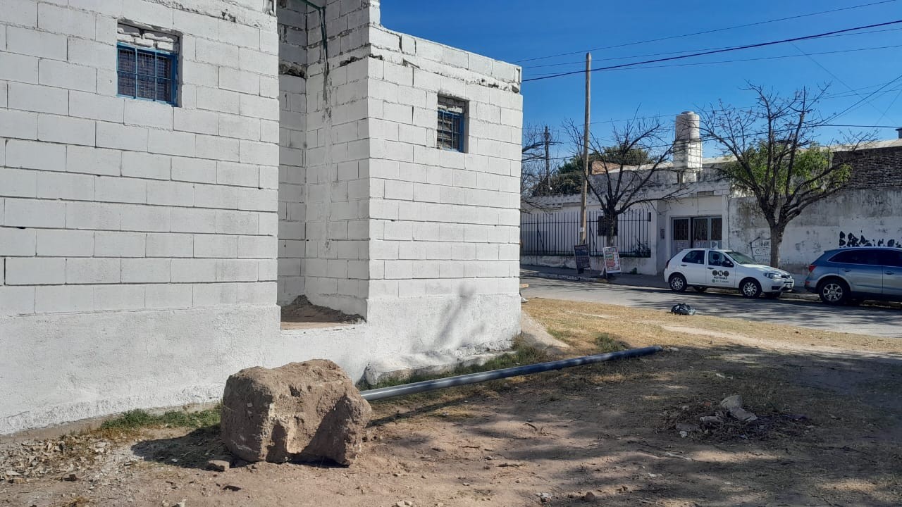 Insólito: robaron un mástil de 5 metros, se lo llevaron a pie y terminaron detenidos | Actualidad