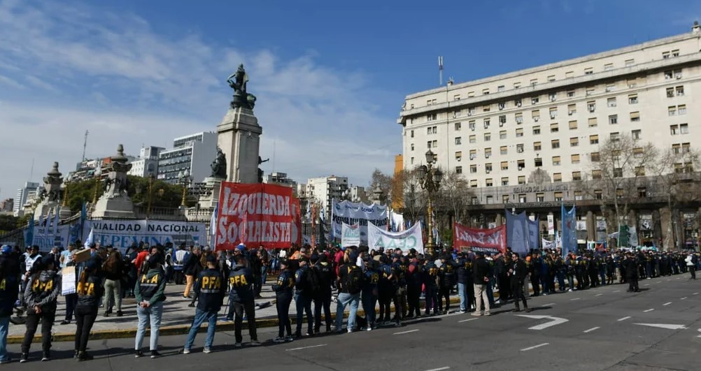 Corridas, gases lacrimógenos y un camión hidrante en la marcha de jubilados en el Congreso | Política