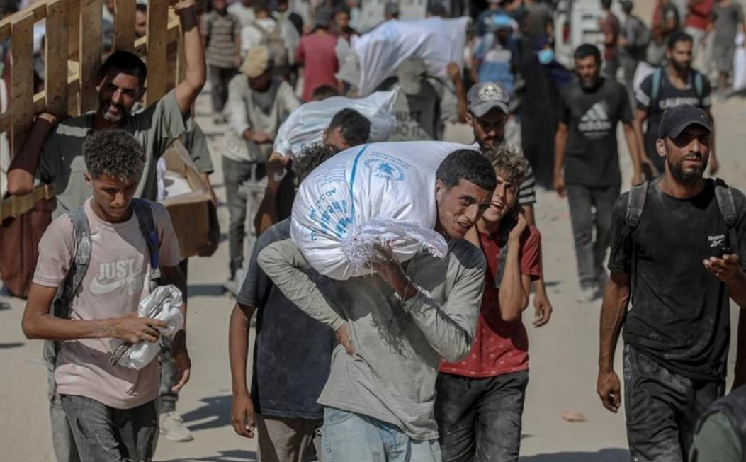 La desesperación por obtener alimentos ahonda la tragedia en Gaza: 20 muertos en un asalto a camiones | Internacionales