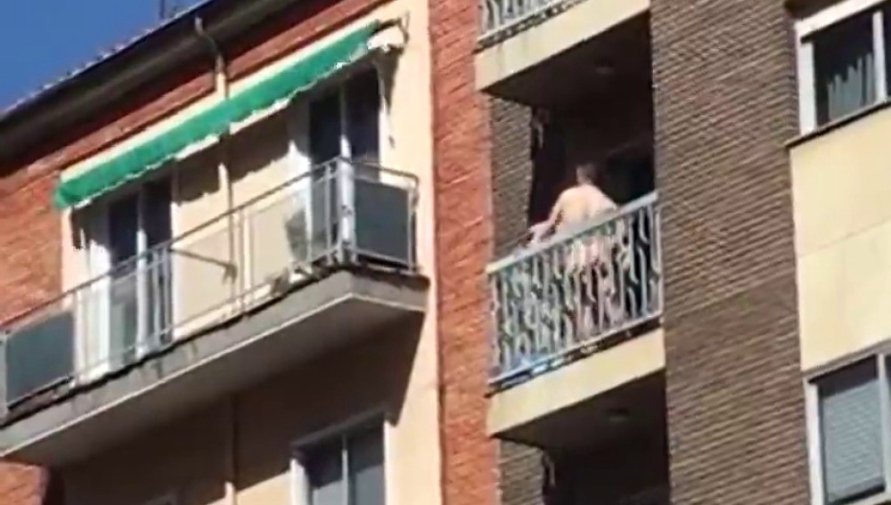 Sorprendieron y filmaron a una pareja teniendo sexo en un balcón | Curiosidades