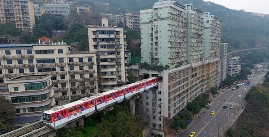 La increíble solución de una ciudad para que un tren atraviese una zona de edificios | Curiosidades
