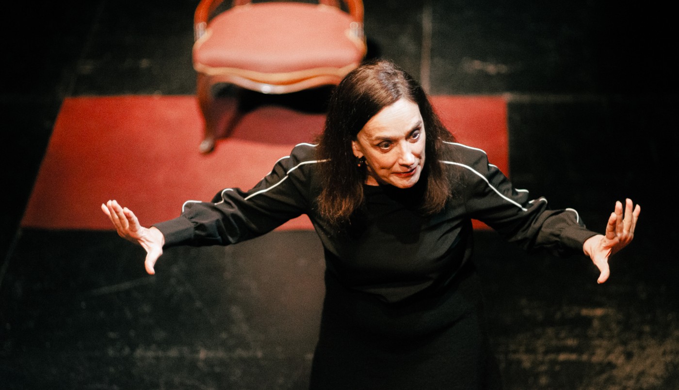 "Muy a mi pesar", un íntimo monólogo de una mujer que cuida a su esposo enfermo | Espectáculos