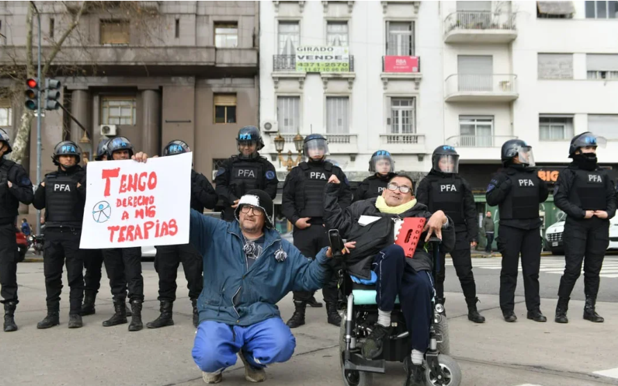 El Gobierno analiza aplicar un aumento en las prestaciones a personas con discapacidad | Política