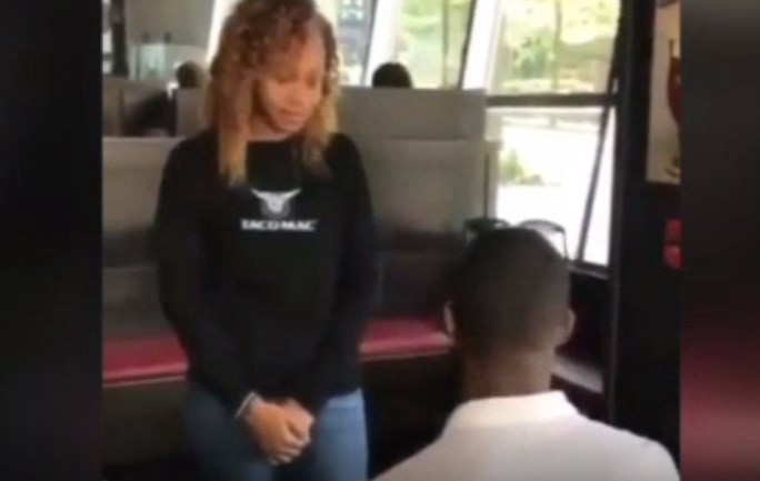 Humilla a su novia con una falsa propuesta de matrimonio para vengarse de ella | Curiosidades