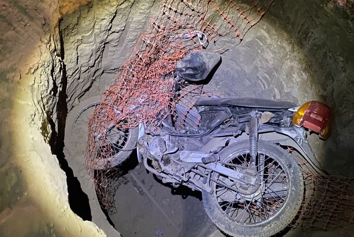 Puede salir mal: intentó ayudar a un hombre que cayó en un pozo y terminó adentro | Actualidad