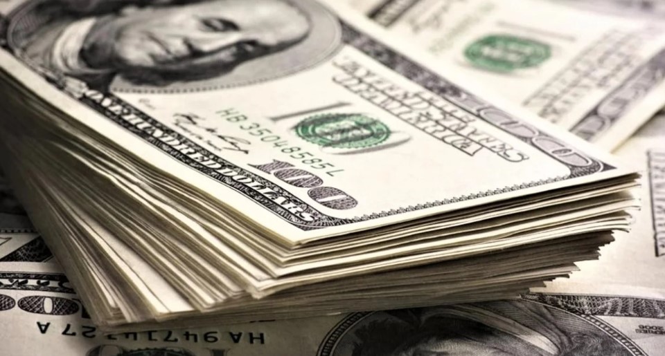 El dólar oficial cerró agosto en $1.360, con una baja de 1,1% en el mes | Economía