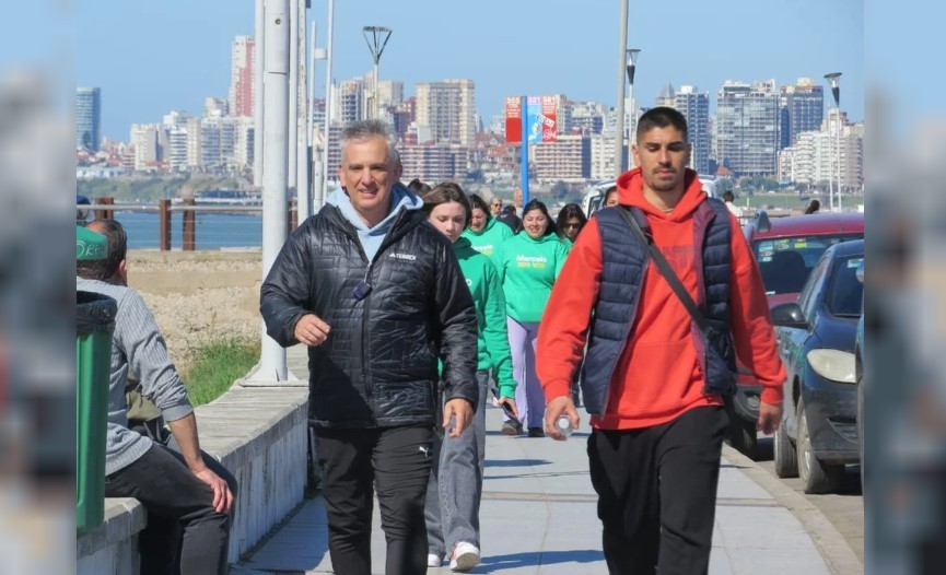 La épica campaña de un candidato en Mar del Plata: se propuso caminar 404 km y duerme en casa de vecinos | Política