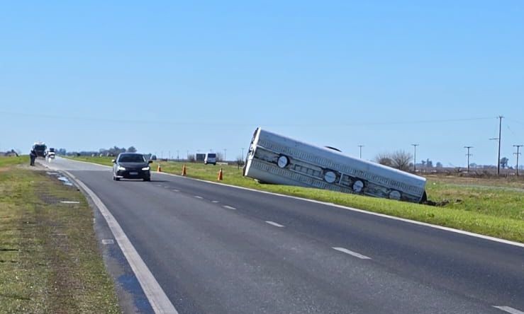 Volcó un camión cargado de aceite en la Autopista Rosario-Córdoba | Actualidad