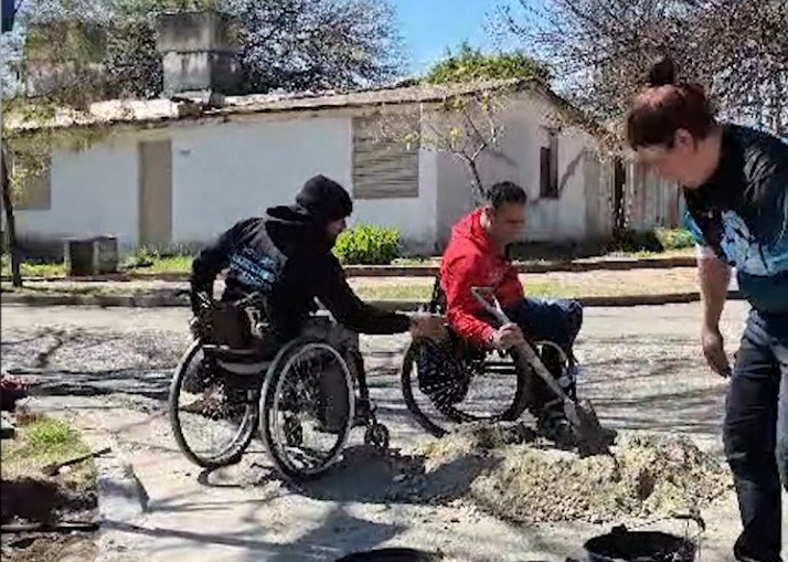 Córdoba: hartos de que no les hagan rampas, las construyeron ellos mismos | Actualidad