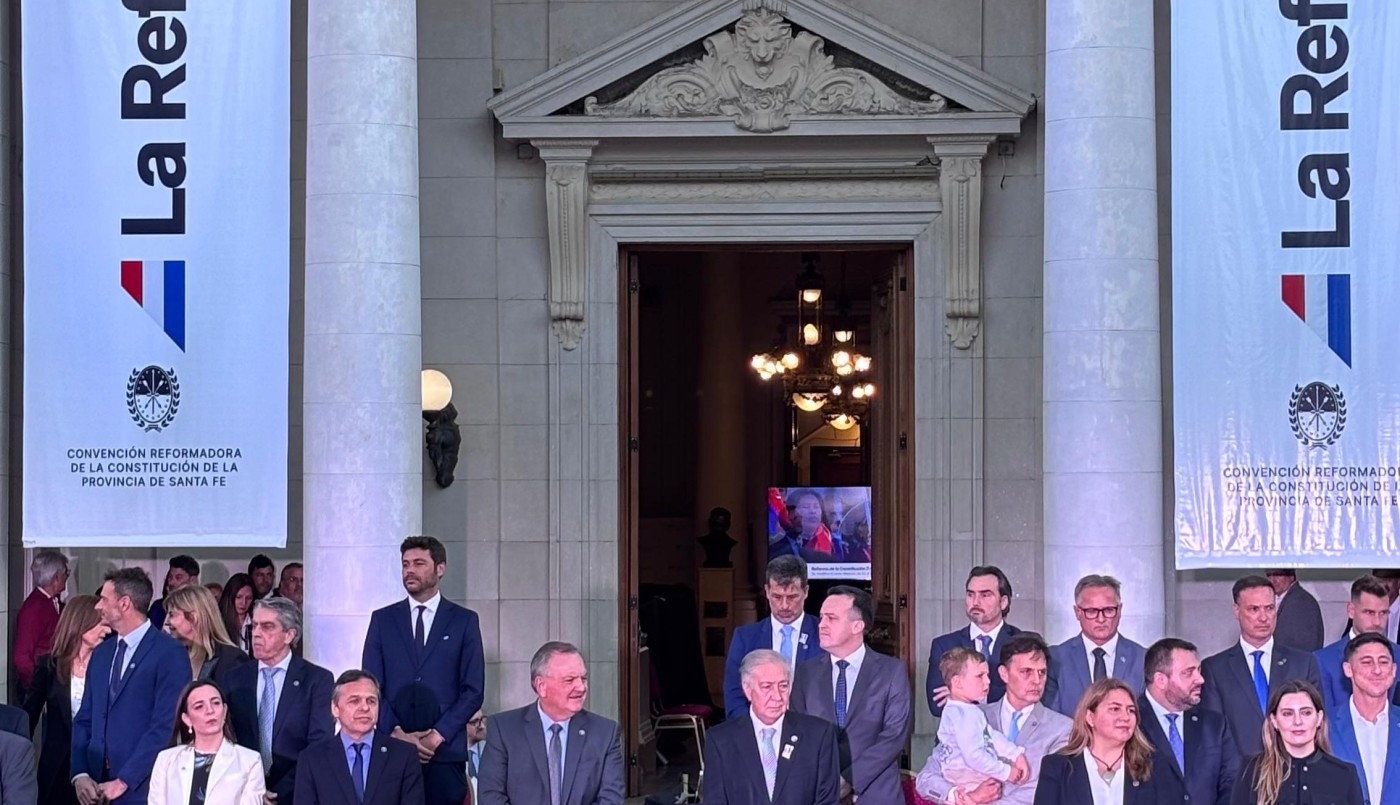 Emocionado, Pullaro juró dos veces la nueva Constitución de la provincia de Santa Fe | Política