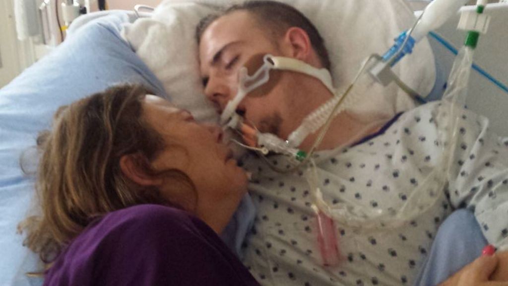 Foto escalofriante: la despedida de una madre a su hijo que murió por sobredosis | Curiosidades