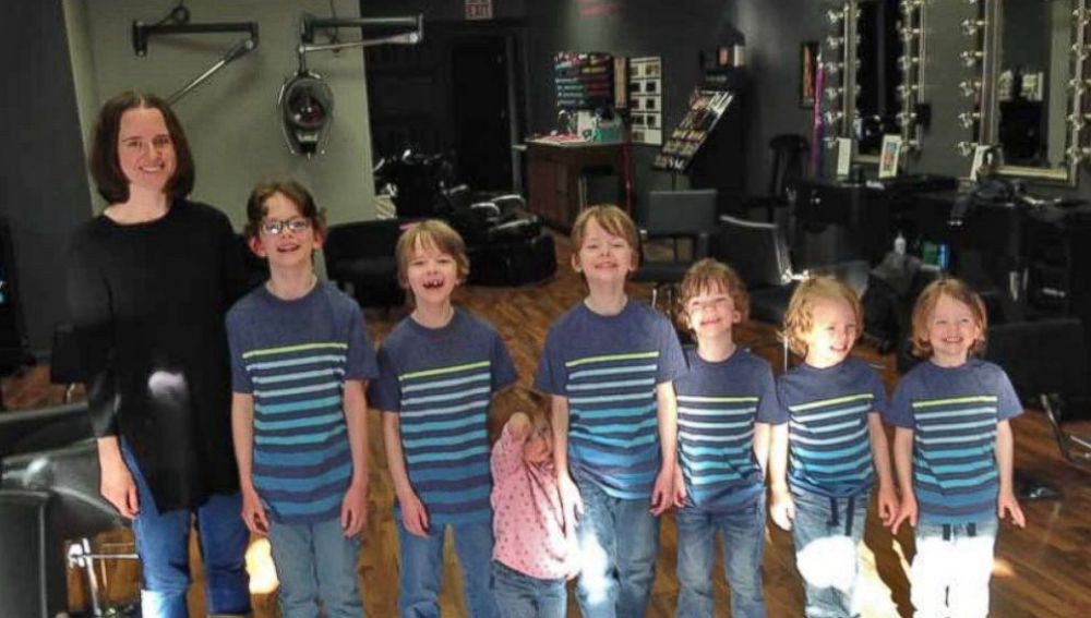 Una madre y sus seis hijos se cortan el pelo y lo donan a niños con cáncer | Curiosidades