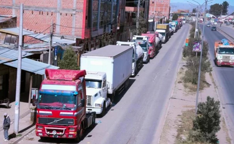 Ocho de cada diez camiones en Bolivia están parados por la falta de diésel | Internacionales
