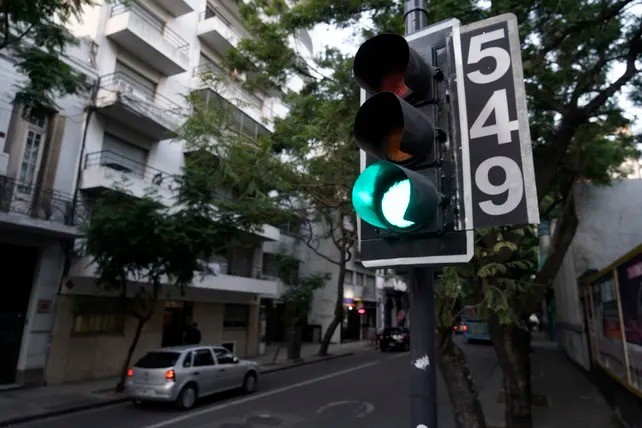 Nuevo plan de modernización del tránsito en Rosario empleará semáforos con IA | Actualidad