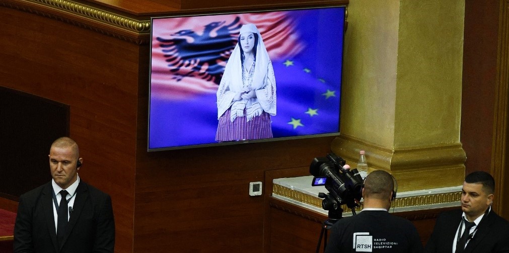 "No estoy aquí para remplazar a los humanos", aseguró la ministra albanesa generada por IA | Internacionales