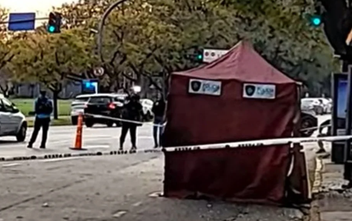 Motociclista murió tras chocar contra una parada de colectivos | Actualidad