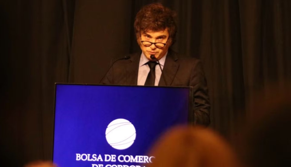 Milei aseguró que el "pánico político" hace subir el riesgo país y pidió "seguir para adelante" | Política