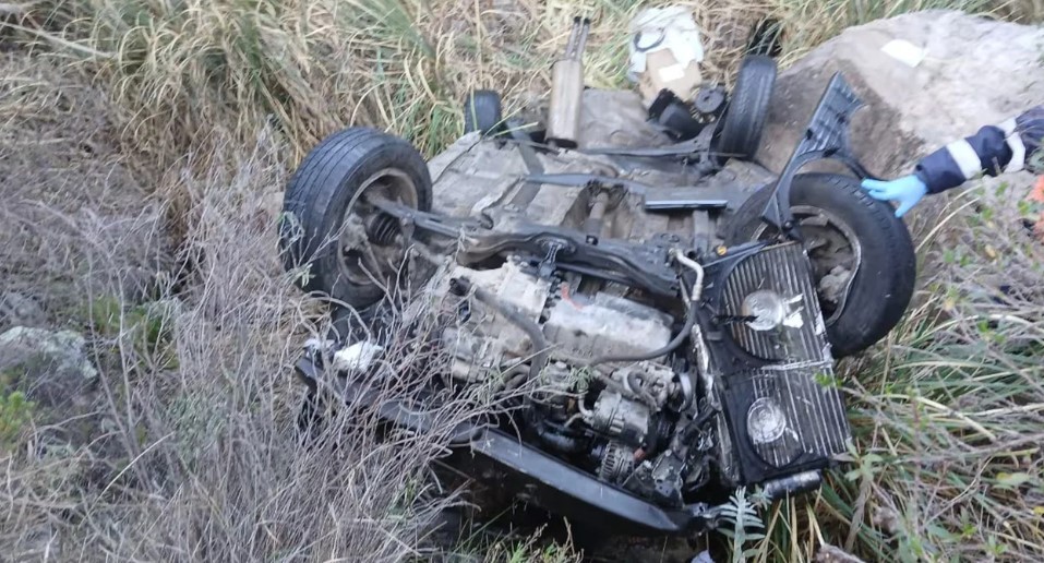 Tragedia en Córdoba: un auto despistó, cayó 200 metros por un barranco y el conductor murió | Actualidad