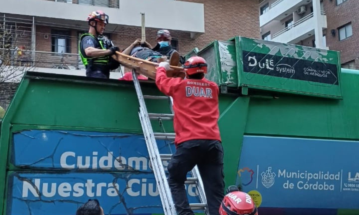 Rescatan a un hombre en situación de calle atrapado en un camión de basura | Actualidad