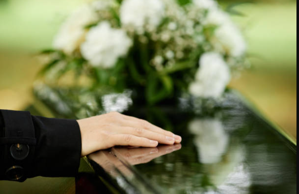 "Estoy vivo": joven de 22 años apareció en su propio funeral | Actualidad