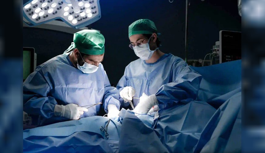 Le dejaron un pedazo de tubo en el cuerpo tras una cirugía y condenaron a la clínica | Actualidad