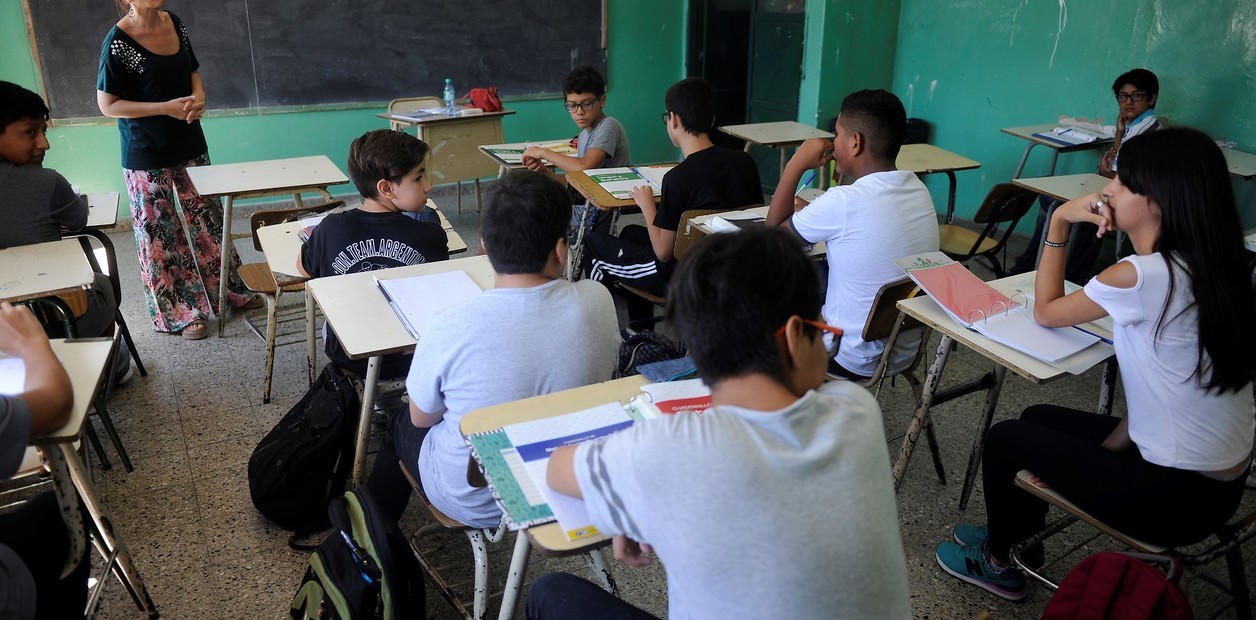 Solo 10 de cada 100 estudiantes terminan la secundaria en tiempo y forma en Argentina | Actualidad