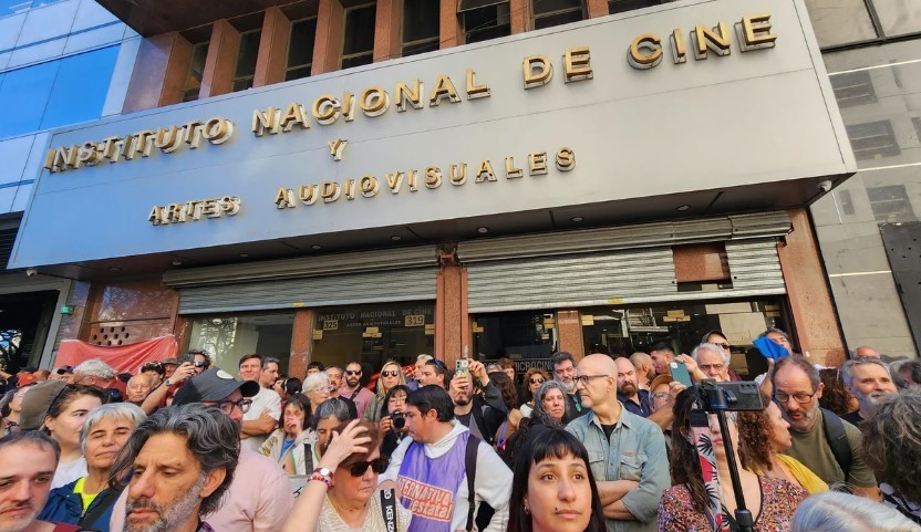Sectores de la industria audiovisual se manifestaron frente al INCAA en rechazo al cierre de Cine.Ar | Espectáculos