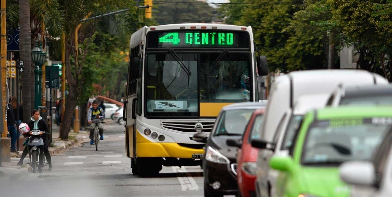 Prohíben en Santa Fe la publicidad de apuestas ilegales en el transporte público | Actualidad