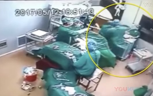 Video escándalo: un médico y una enfermera se pelean en el quirófano en medio de una operación | Curiosidades